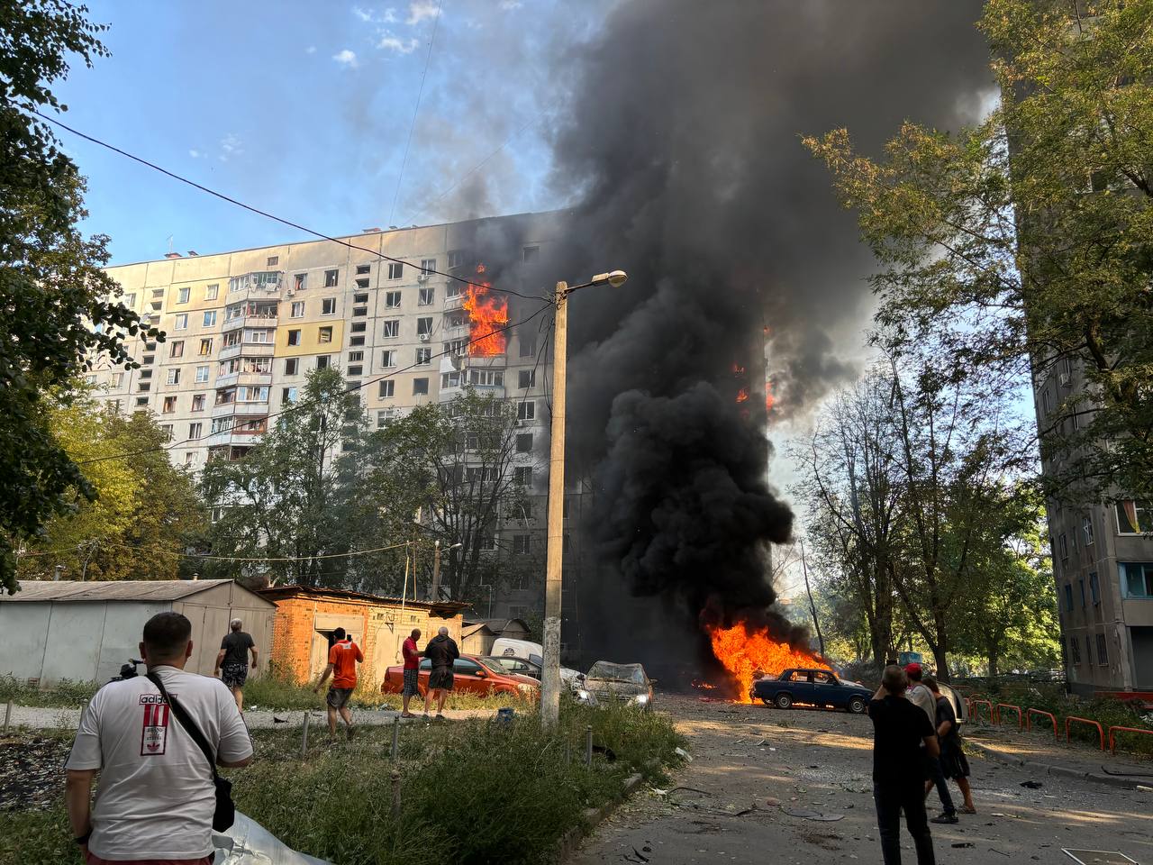 Росіяни влучили по 12-ти поверховому житловому будинку у Харкові / glavnoe.in.ua