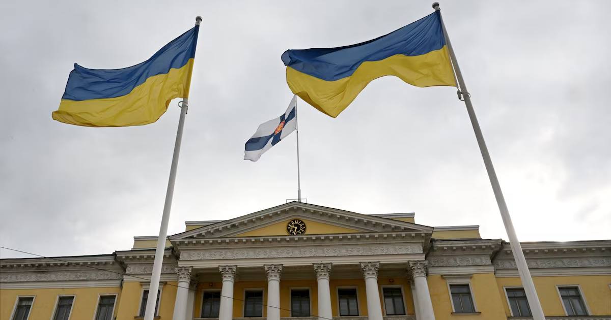 Флаги Украины развеваются в честь Дня независимости Украины на Сенатской площади перед Дворцом правительства в Хельсинки, 24 августа 2024 / Фото Reuters