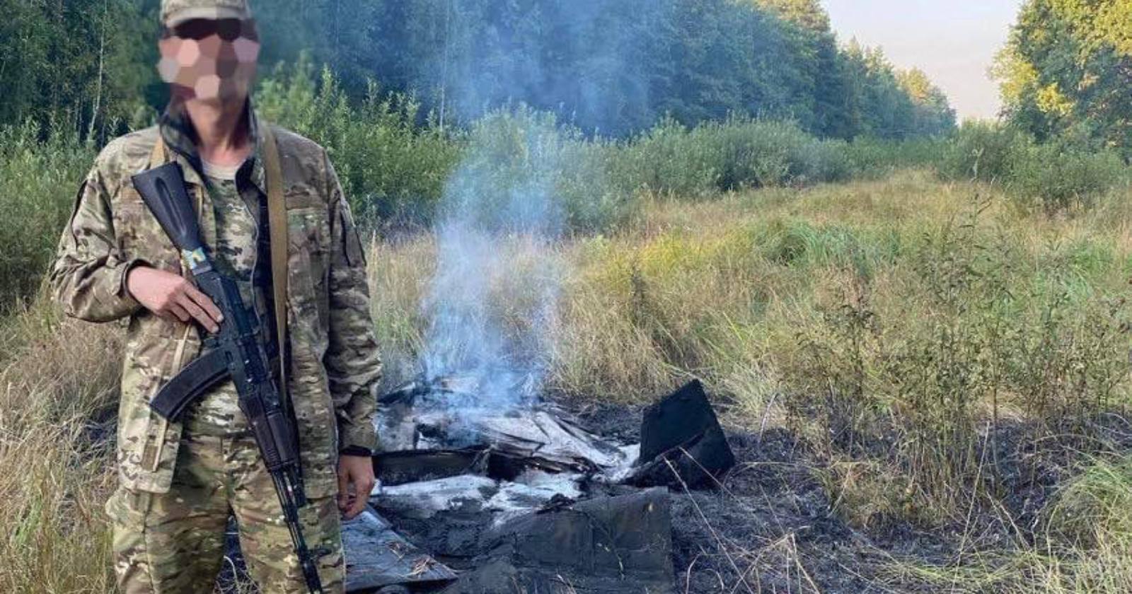 Боєць мобільно-вогневої групи ДФТГ №1 на фоні збитого «Shahed-136» в Бучанському районі Київській області / Фото з соцмереж