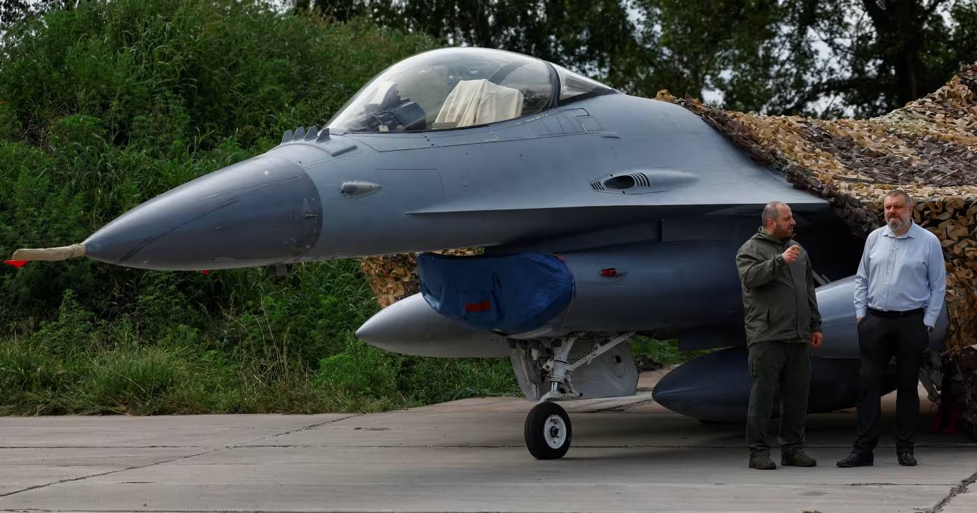 Министр обороны Украины Рустем Умеров (слева) и секретарь Совета национальной безопасности и обороны Украины Александр Литвиненко рядом с истребителем F-16 в неизвестном месте в Украине в августе 2024 года / Фото Reuters