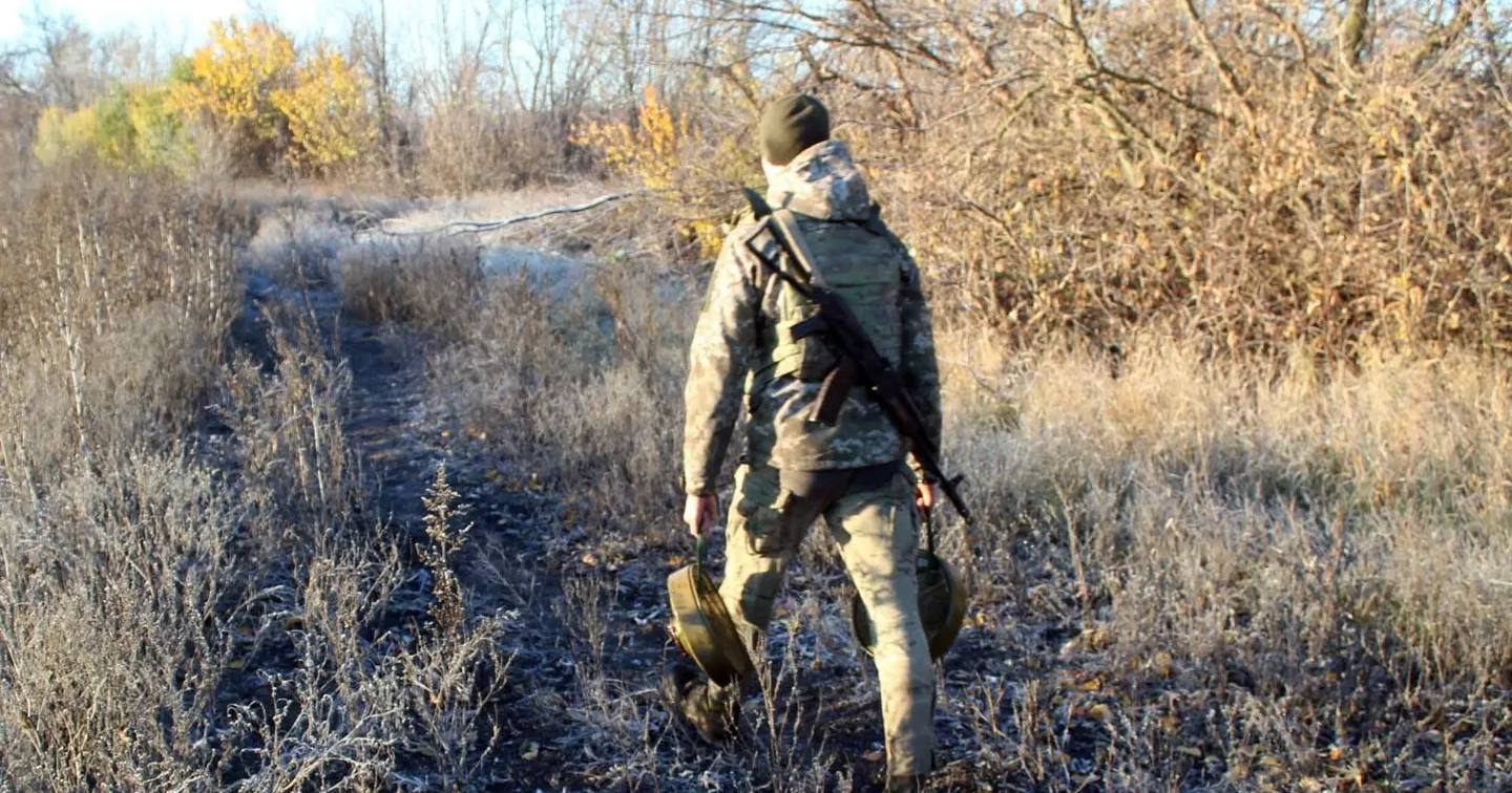 Військовослужбовець бригади «Кара-Даг» несе міни, 2022 рік / Фото 15-та бригада оперативного призначення Національної гвардії України «Кара-Даг»