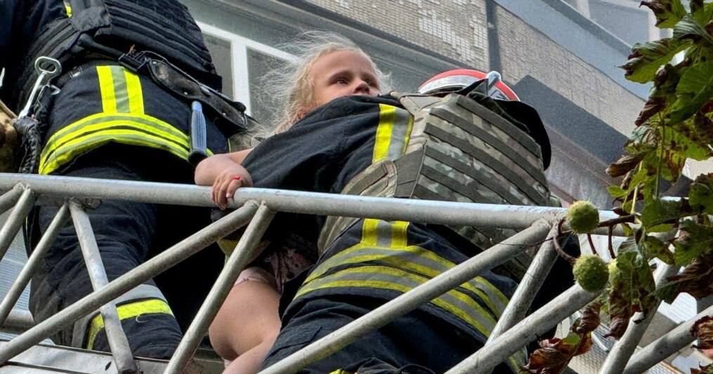 Сейчас в Харькове ликвидируют последствия вражеских прилетов. Часть многоэтажки, по которой попал КАБ, разберут / Фото Радио Свобода