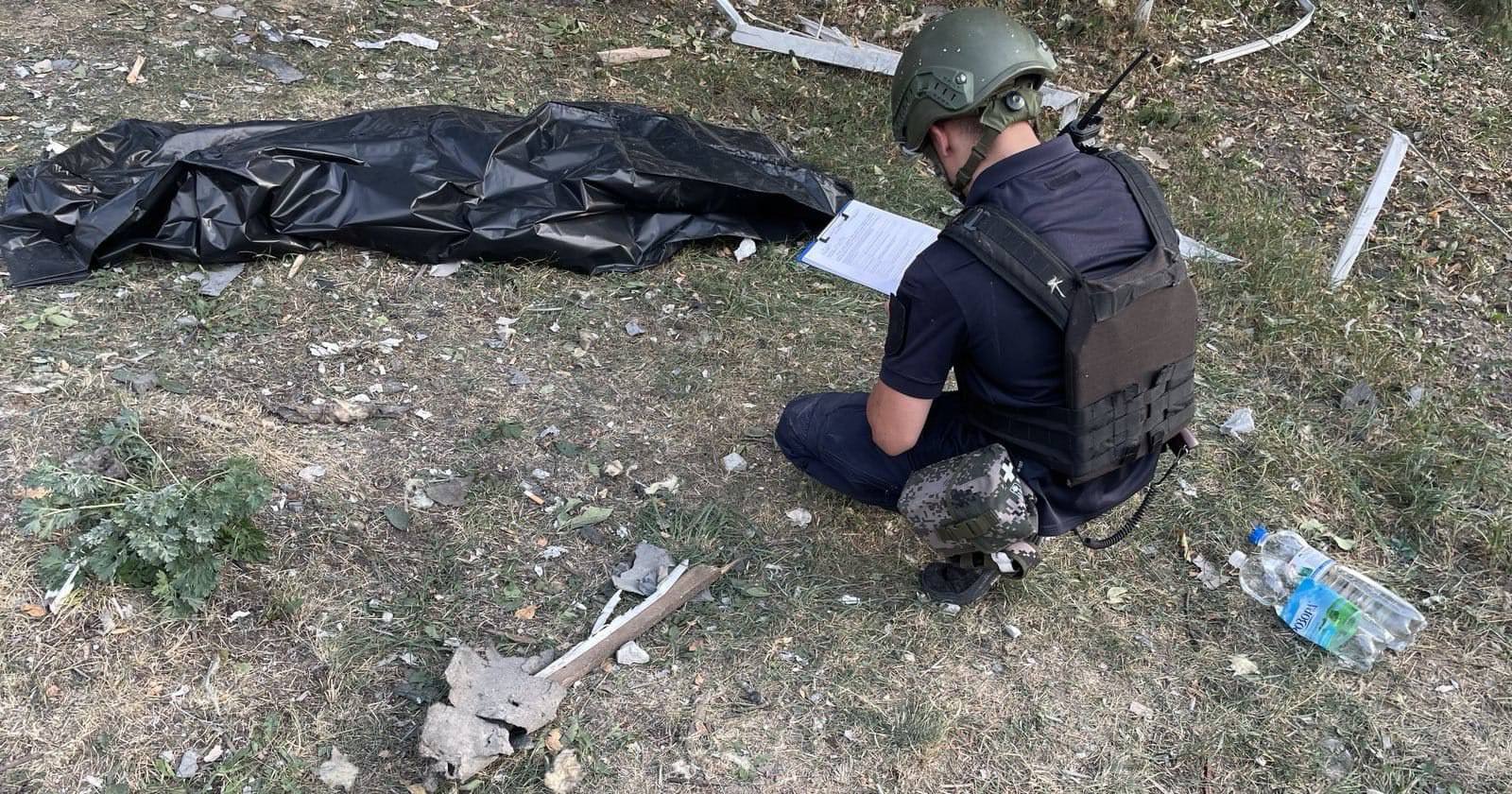 У Черкаській Лозовій зафіксовано пряме влучання у приватний житловий будинок. Загинула жінка, яка знаходилась безпосередньо в епіцентрі вибуху, а також її сусідка / Фото Нацполіція