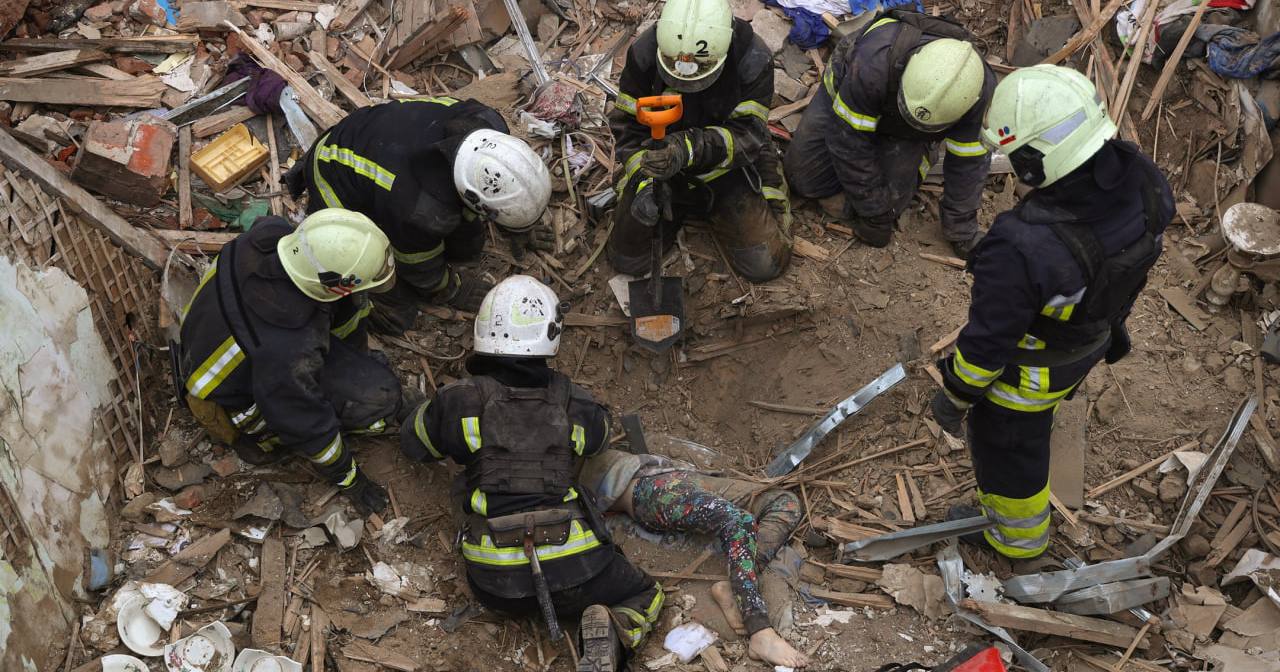 Рятувальники дістають тіло 10-річного хлопчика, який загинув внаслідок російського ракетного обстрілу Харкова 6 жовтня 2023 року. Архівне фото / Фото AP Photo