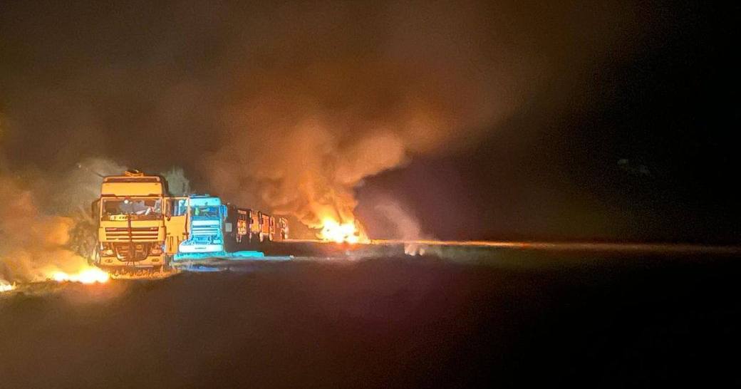 Палаючі вантажівки після російського обстрілу Сумщини 31 серпня 2024 / Фото ГУНП в Сумській області