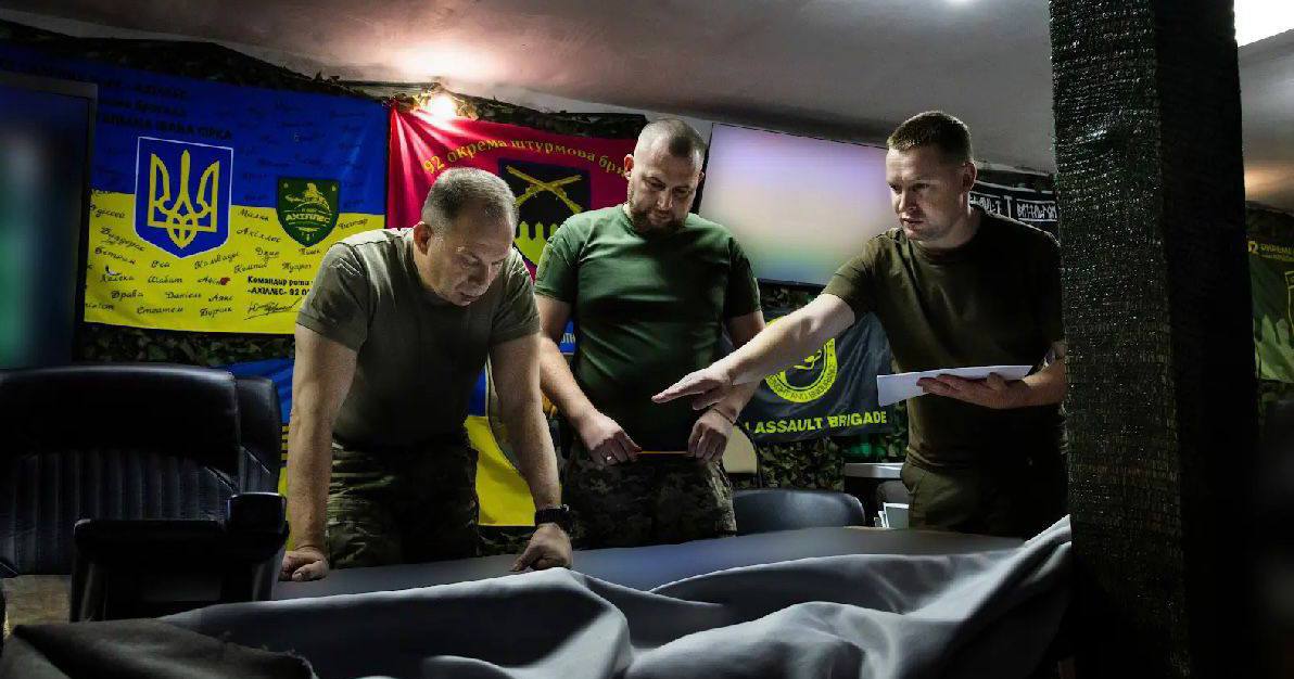 Олександр Сирський у розташуванні однієї 92-ї бригади / Фото телеграм-канал @osirskiy