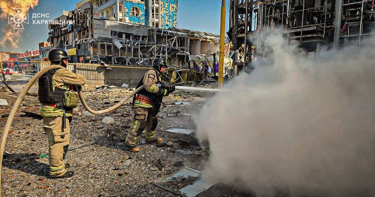 Продолжается ликвидация последствий российских ракетных ударов по Харькову. Под завалами могут находиться люди / Фото ГСЧС