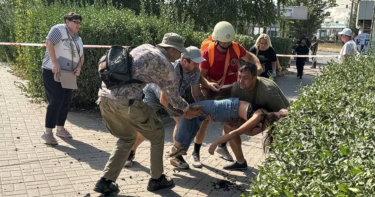 Волонтери несуть поранену дівчину. Харків, 1 вересня 2024 року / Фото Reuters