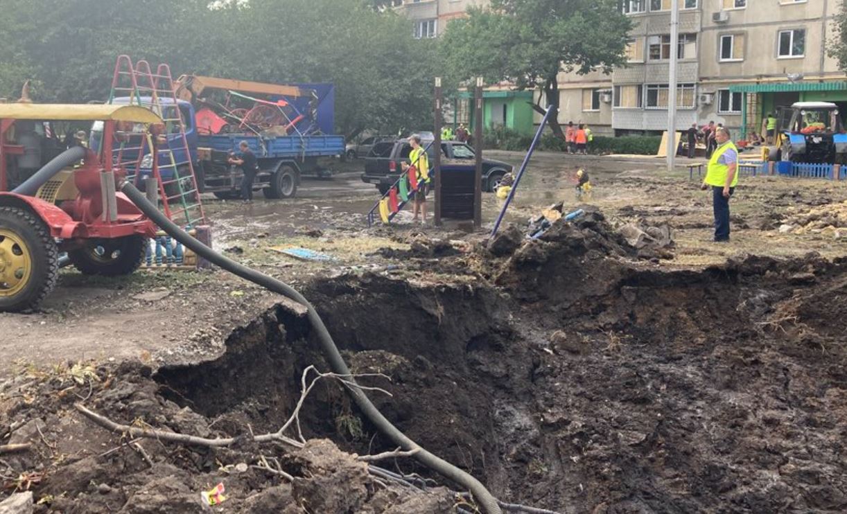 Воронка в Немышлянском районе Харькова после российских ударов / Фото: Суспільне