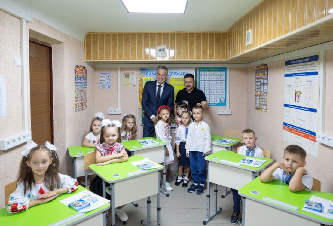 Президент України Володимир Зеленський разом із прем’єр-міністром Нідерландів Діком Схоофом відвідали  тематичний урок в одному з навчальних закладів Запоріжжя / Фото: Офіс президента