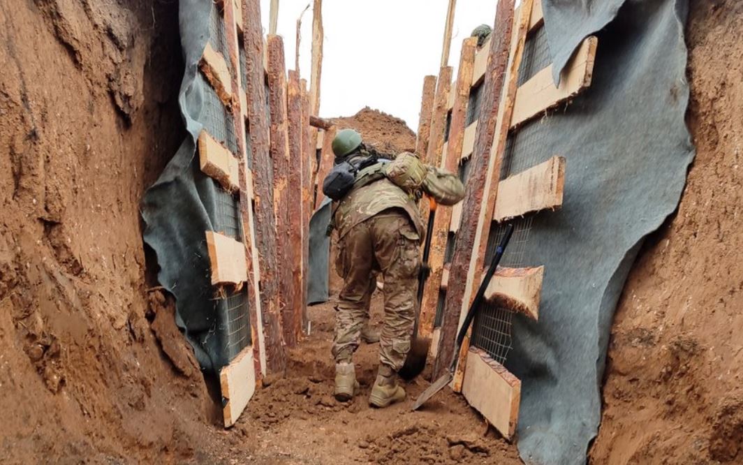 Будівництво фортифікацій / Фото: Об'єднаний пресцентр Сил оборони таврійського напрямку
