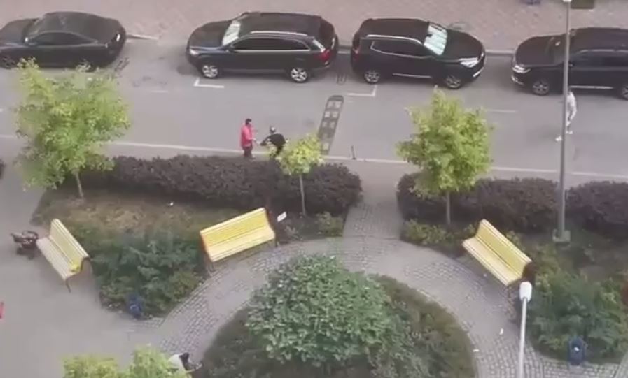 У Києві між двома чоловіками відбувся конфлікт через припарковане авто одного з них / Скриншот з відео