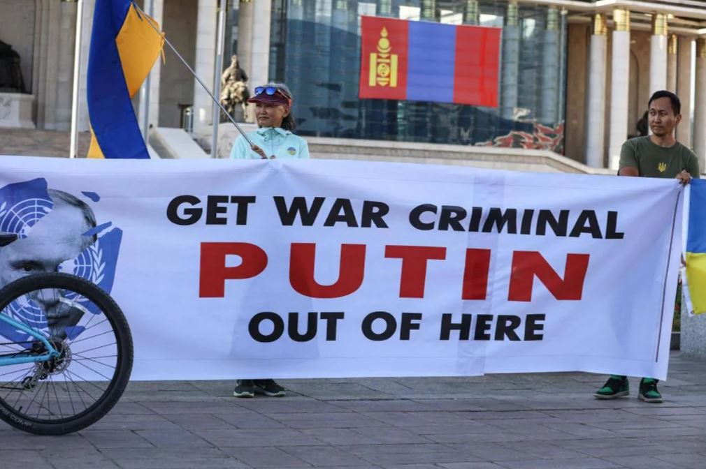 У Монголії активісти вийшли до Палацу уряду з плакатами та жовто-блакитним прапором / Фото з соцмереж