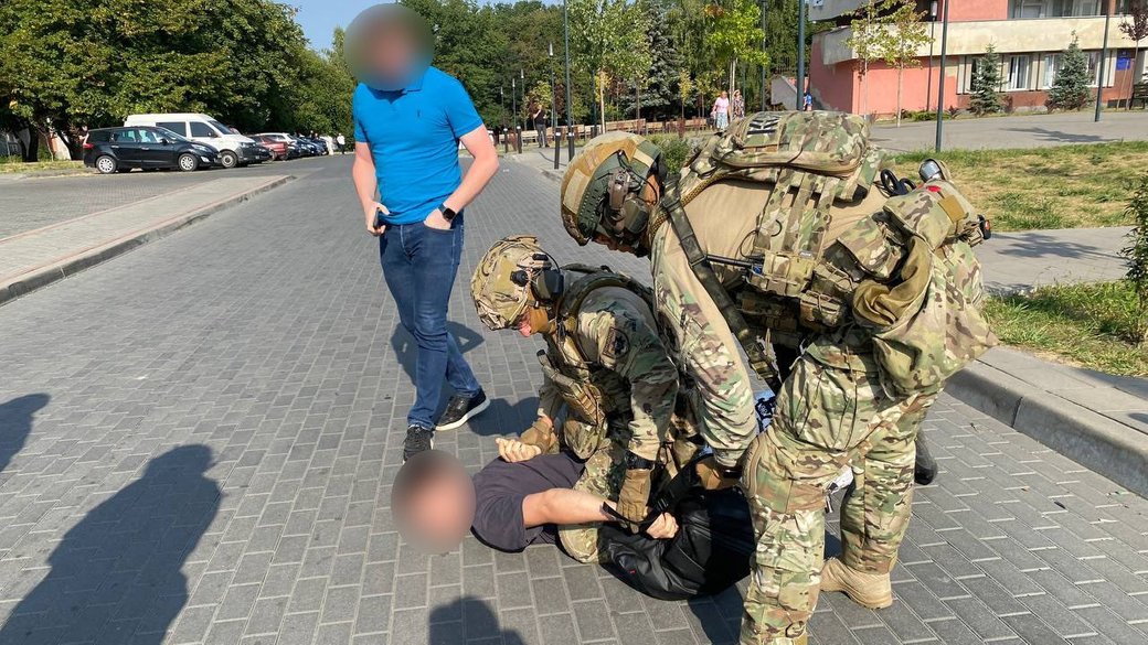 Затримання  чоловіка в Луцьку за підозрою на посягання життя військовослужбовців / Фото: Нацполіція