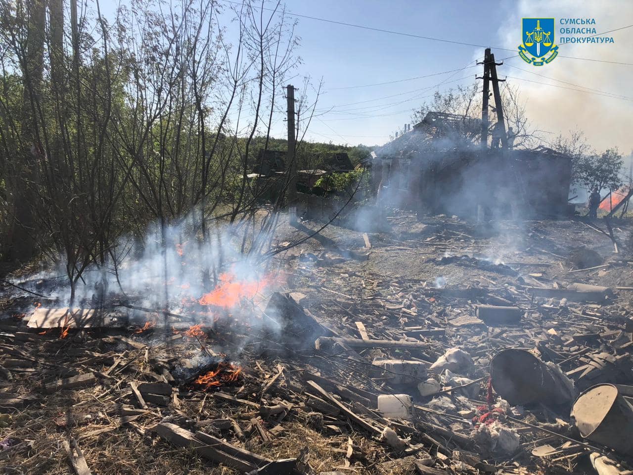 Руйнування та пожежа на місці російського удару по Сумщині / Фото: Сумська обласна прокуратура