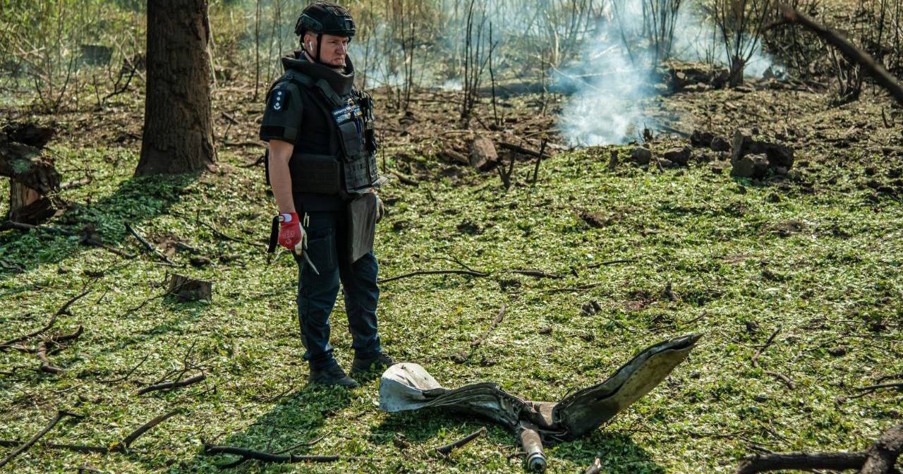 Сапери вилучили уламки ракети, яку рф 26 серпня запустила по Харкову. Ілюстративне фото / Фото ДСНС