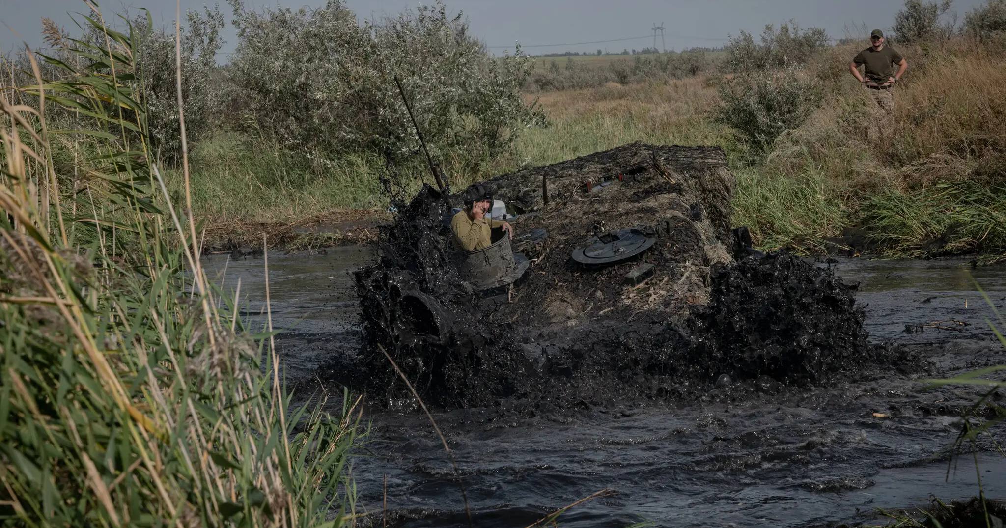 Солдаты 33-й механизированной бригады переходят вброд реку во время учений в Покровском районе / Фото The New York Times