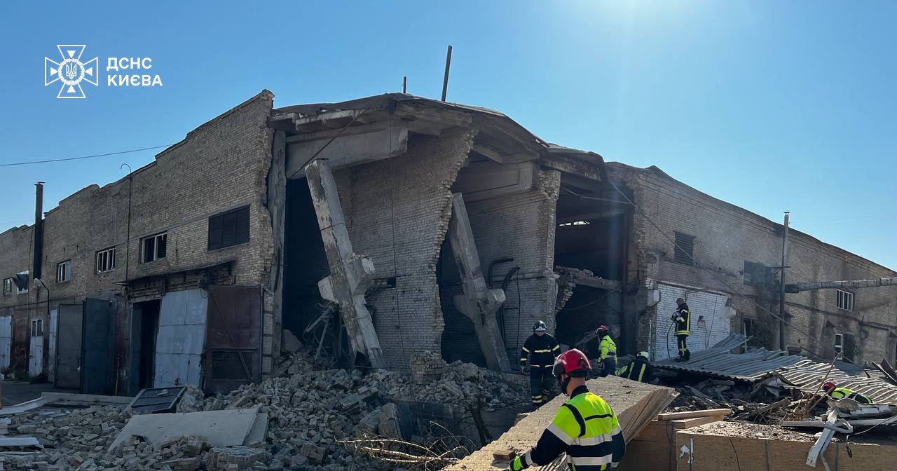 О 10:12 рятувальників надійшло повідомлення про вибух на вул. Васильківській на території автопідприємства. Частково зруйнована двоповерхова будівля / Фото ДСНС