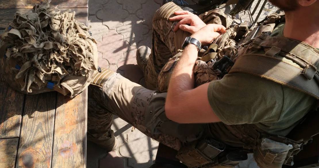 Група українських солдатів відпочиває після виконання тривалого завдання в Курській області Росії / Фото CNN