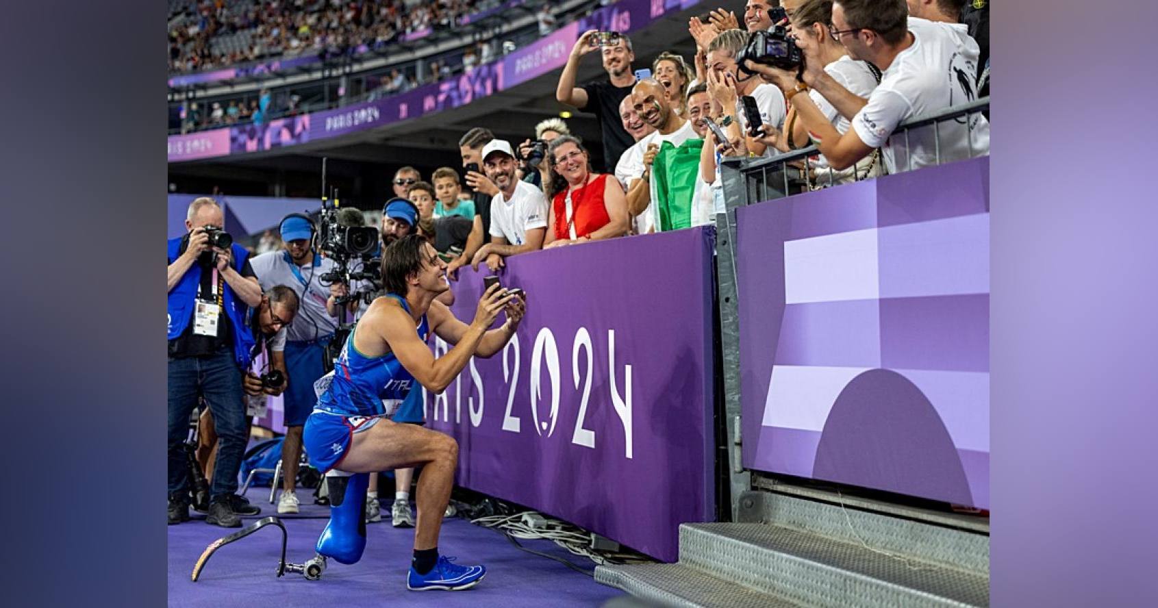 Итальянский паралимпиец Алессандро Оссола опустился на колено, чтобы сделать предложение своей девушке Ариане на Стад де Франс / Фото OIS