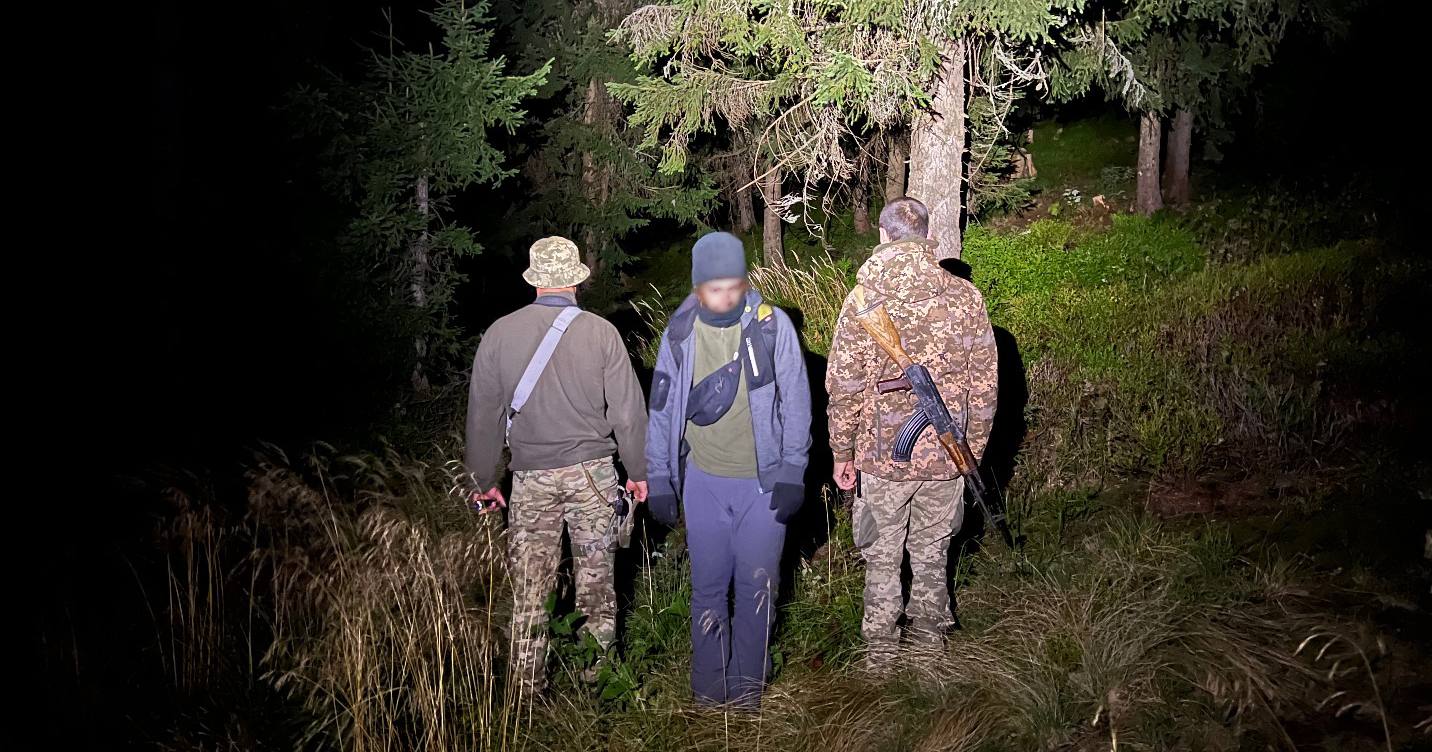 На Закарпатті прикордонники відділу «Ділове» Мукачівського загону знайшли 21-річного молодика, який чотири дні блукав у горах і ледь не загинув / Фото ДПСУ