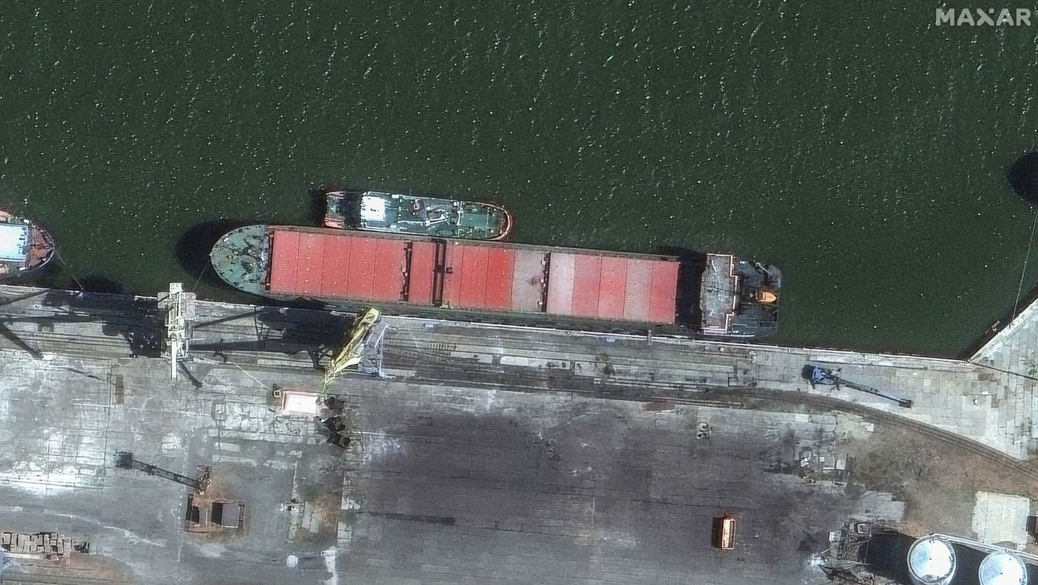 Супутникові знімки зафіксували вантажне судно під російським прапором, яке підозрюють в транспортуванні балістичних ракет / Sky News
