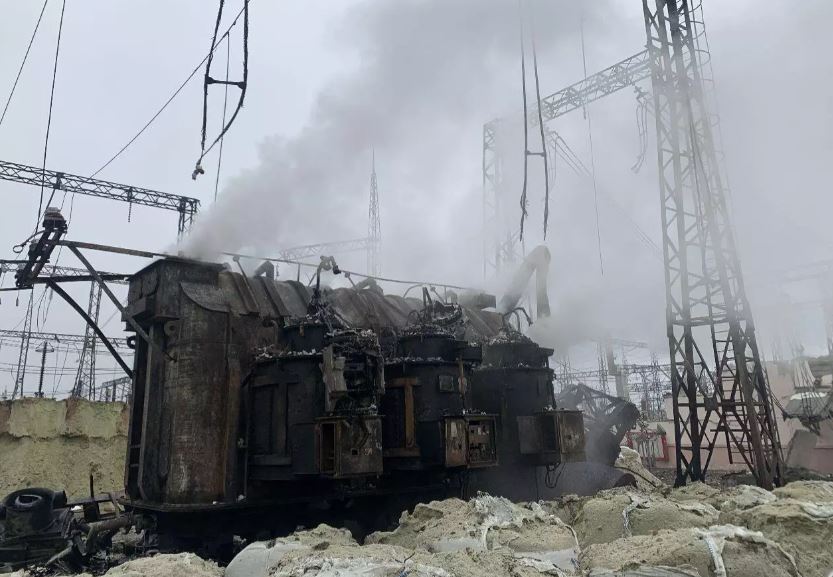 Уражена російським ударом трансформаторна підстанція / Фото: Укренерго