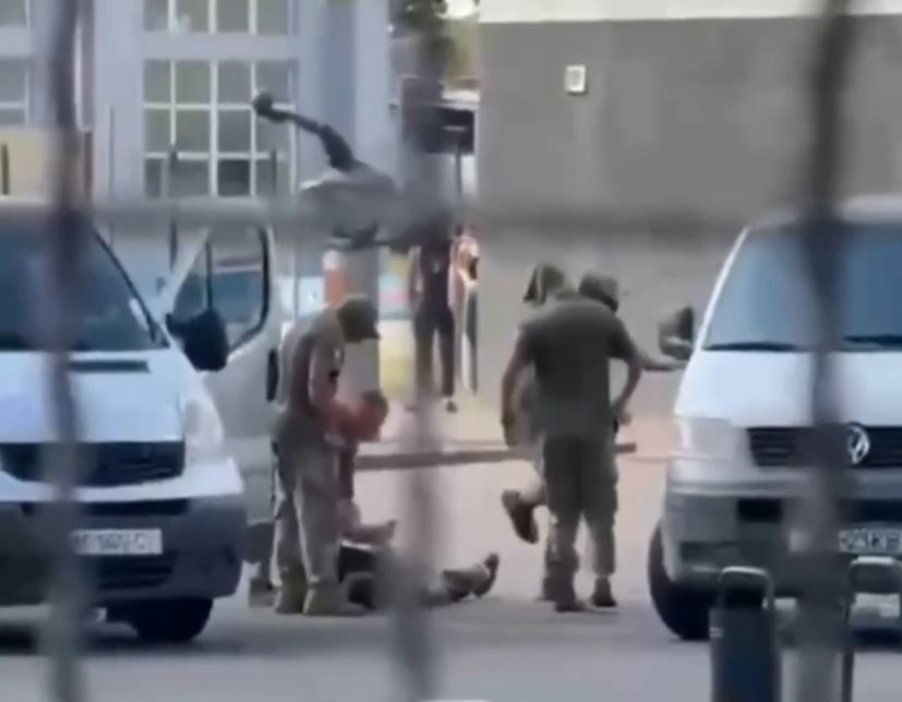 Затримання чоловіка військовослужбовцями / Скриншот з відео