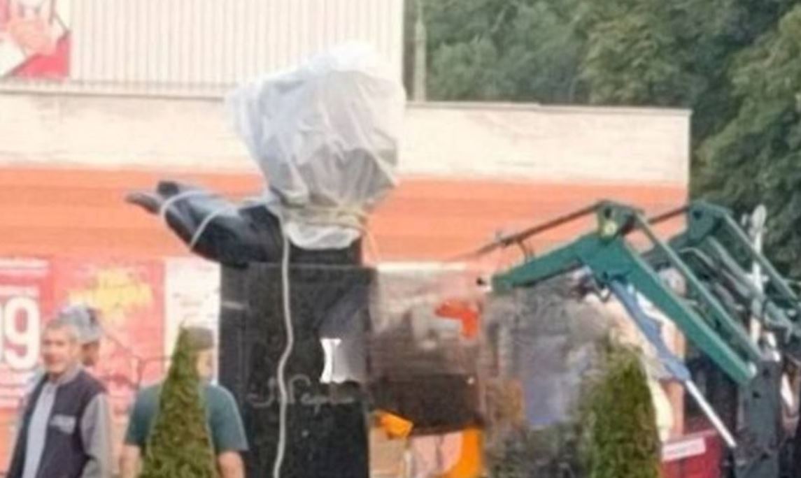 Демонтаж пам'ятника Горькому / Фото з соцмереж