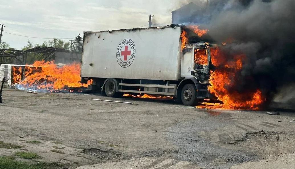 Вантажівка Міжнародного комітету Червоного Хреста горить після російського удару / Фото:  Telegram/Омбудсмен Лубінець Дмитро