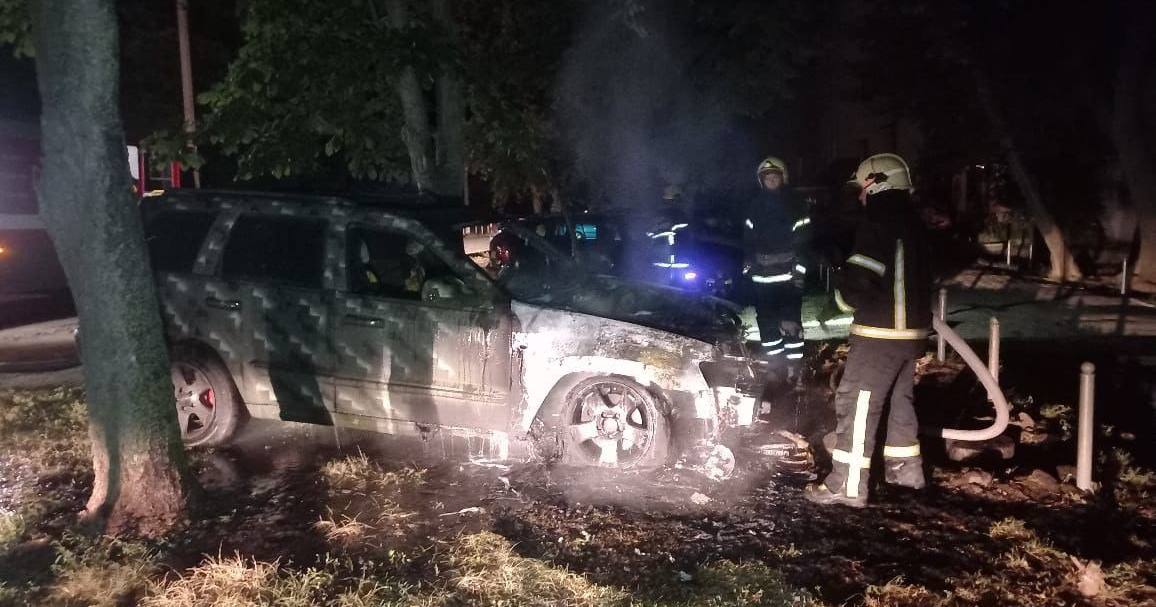 Сгоревшая машина военнослужащего в Харькове. Полиция задержала двух злоумышленников сразу после совершения преступления. 2 августа 2024 года / Фото Нацполиция