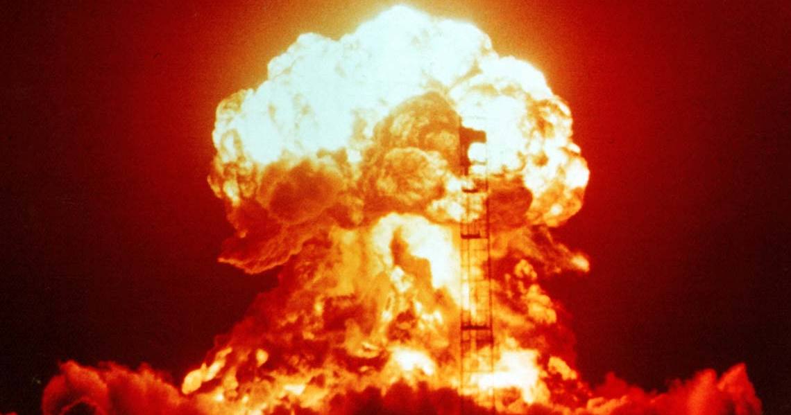 Ядерный гриб от атомной бомбы мощностью 23 кт. на испытаниях в Неваде, 1953 год / Фото Википедия