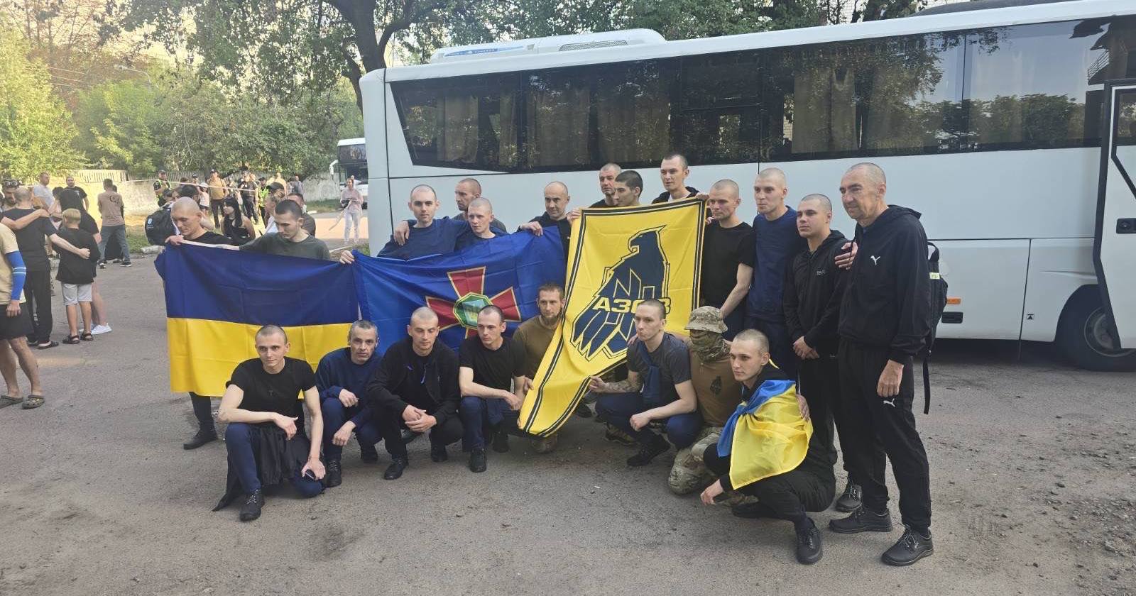 После двух обменов, которые состоялись 13 и 14 сентября, 38 военнослужащих 12-й отдельной бригады специального назначения «Азов» вернулись домой после более двух лет российского плена / Фото Denys Prokopenko @D_Redis