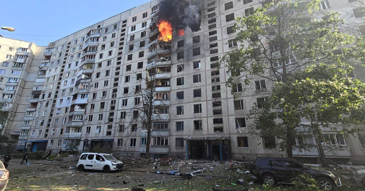 Триває рятувальна операція в Харкові. Російський удар авіабомбами. Пошкоджено звичайний житловий будинок, багатоповерхівку / Фото @V_Zelenskiy_official