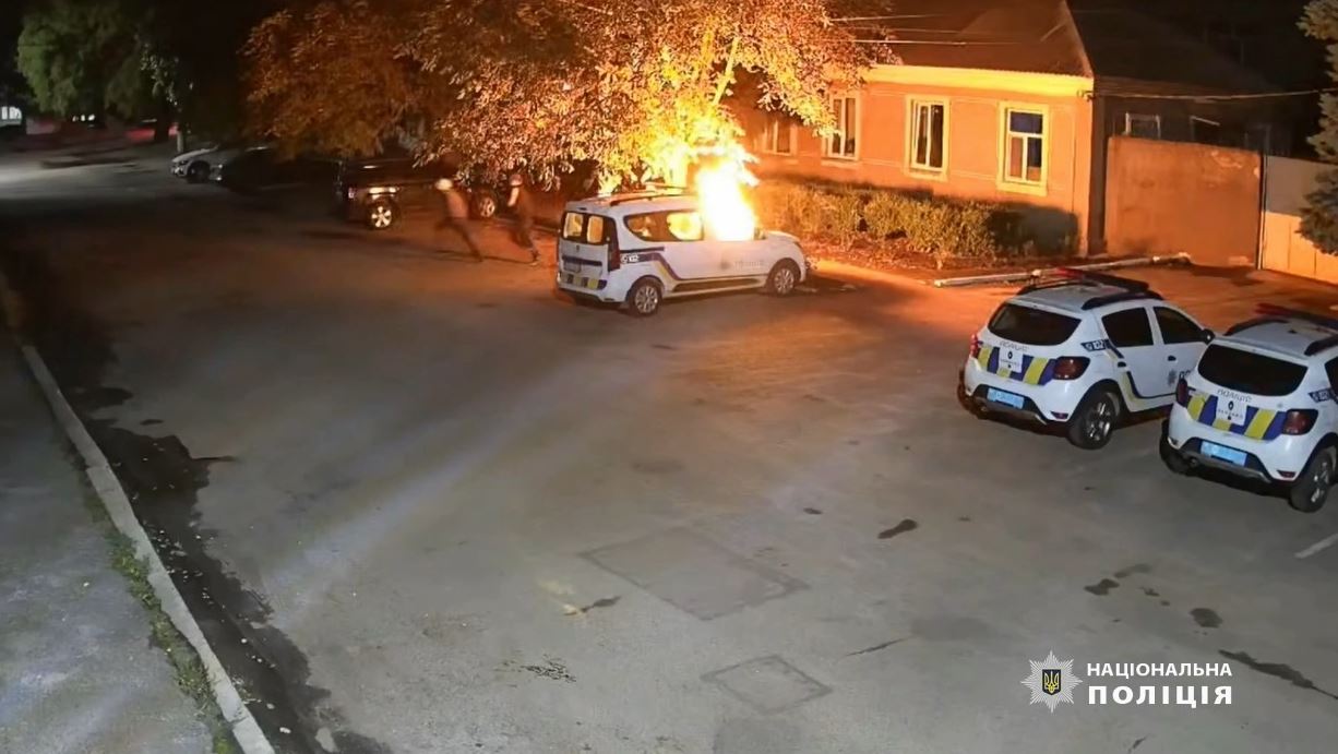В Одесской области молодые люди подожгли полицейскую машину / Фото: Нацполиция