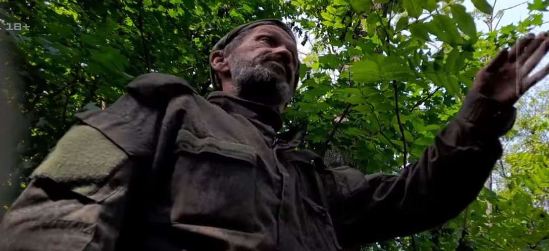 Российский оккупант общается с воином бригады "Азов" / Кадр из видео