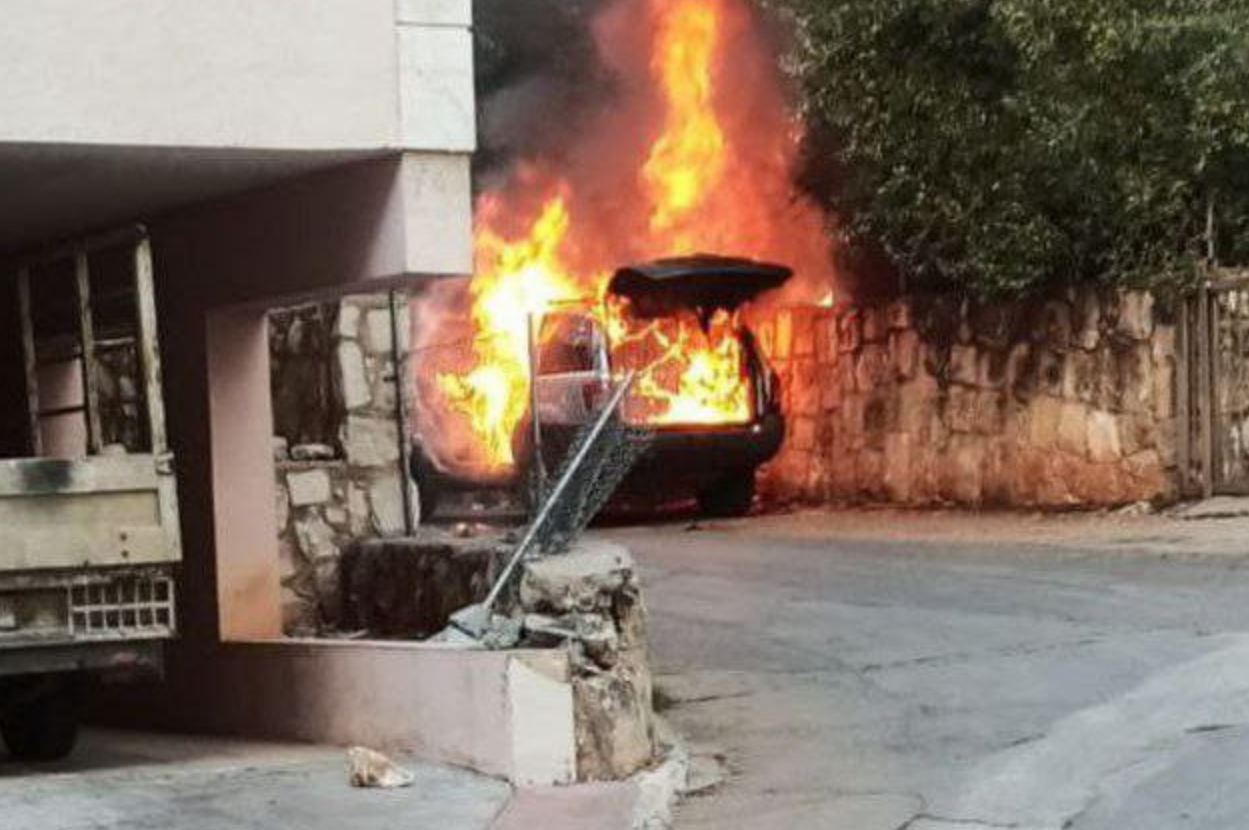 Палаюча після вибуху автівка у Бейруті / Фото з відкритих джерел