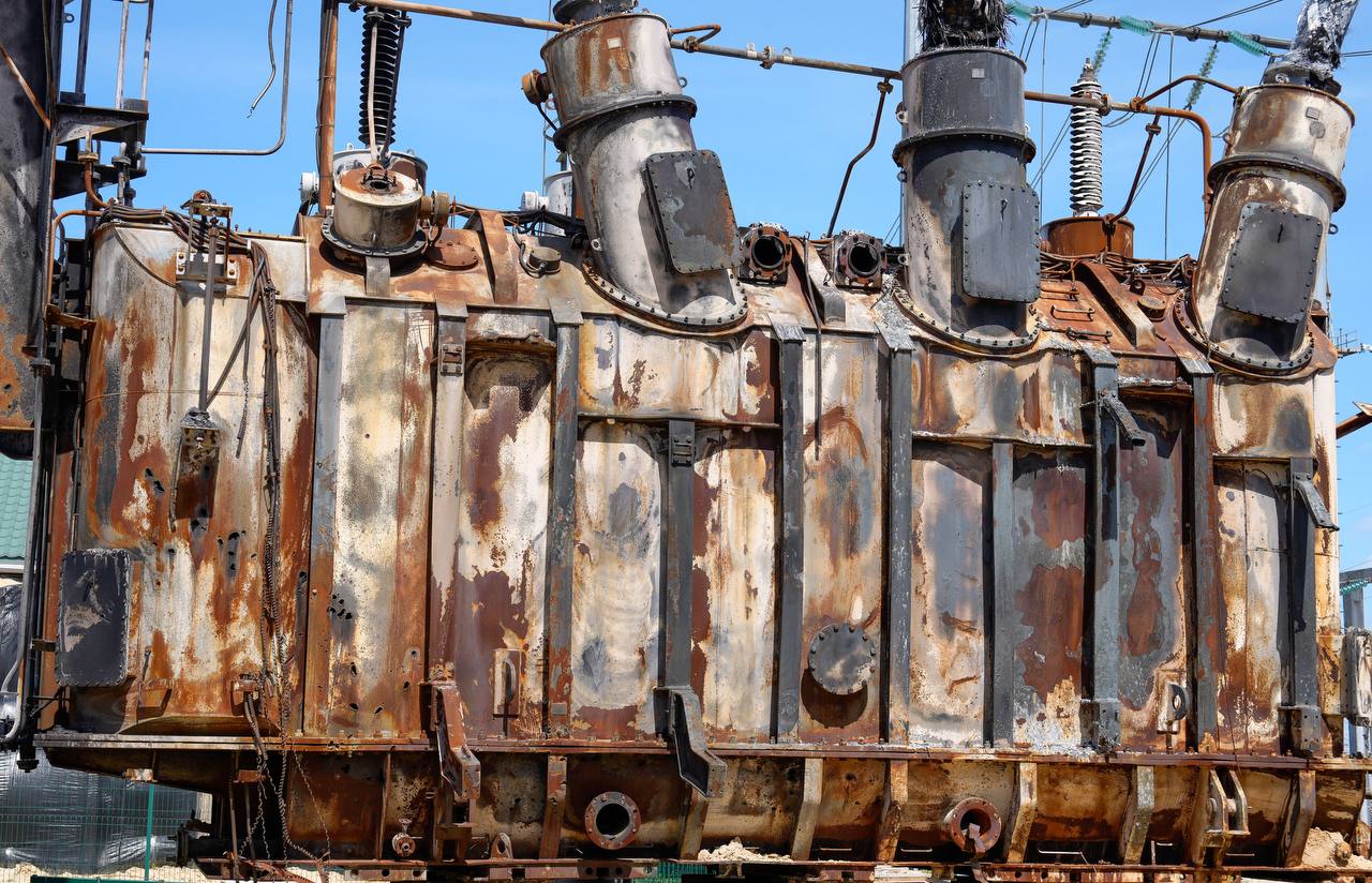 Уничтоженный в результате российского обстрела трансформатор / Фото: Укрэнерго