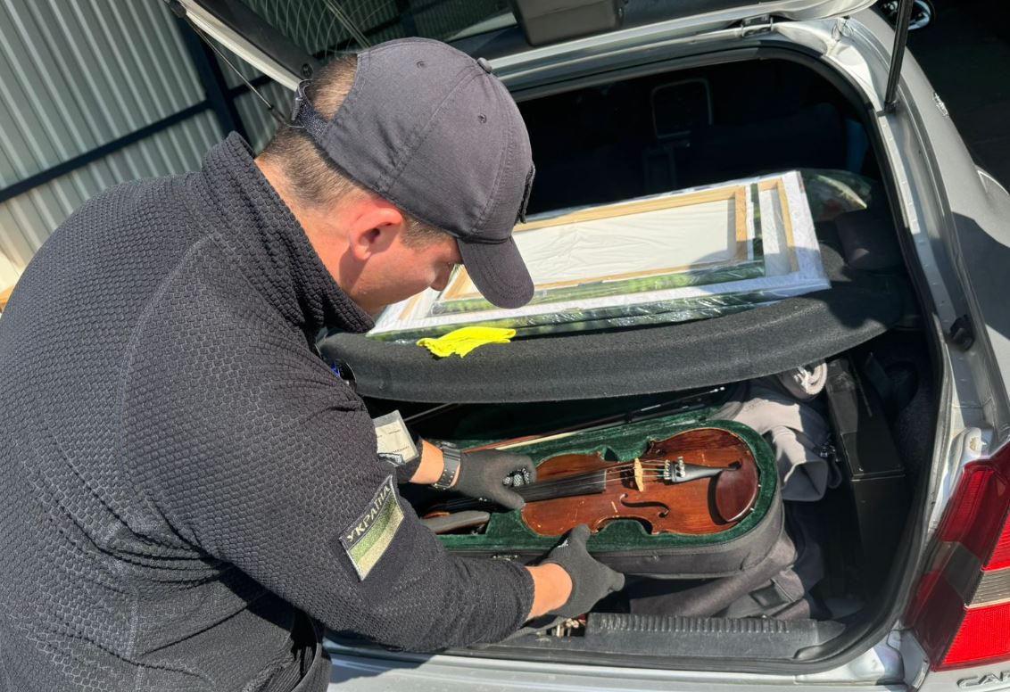 На кордоні з Польщею прикордонники знайшли в багажнику авто скрипку Страдіварі / Фото: ДПСУ