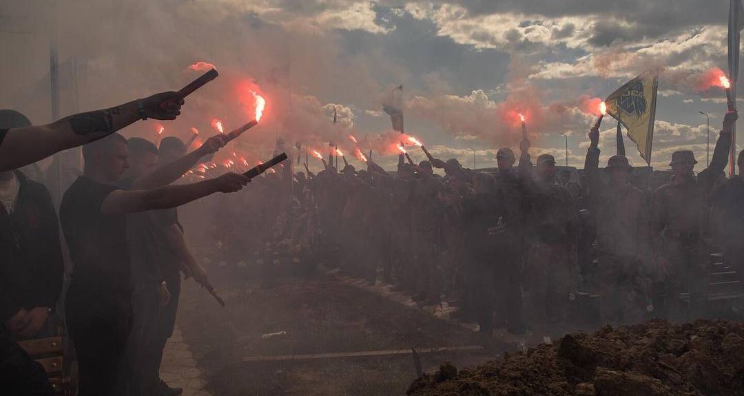 Военнослужащие бригады «Азов» держат файеры во время похорон Назара Гринцевича с позывным «Гринка» на кладбище в Виннице. Украинский защитник погиб на поле боя с российскими войсками. Июнь 2024 года / Фото Роман Пилипей для AFP Photo