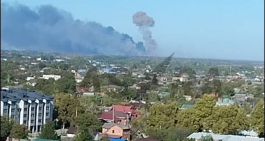 Ось такий димовий гриб над підірваним складом боєприпасів у Краснодарському краї бачать жителі Тихорецька (за 10 км від місця атаки) / Скриншот відео