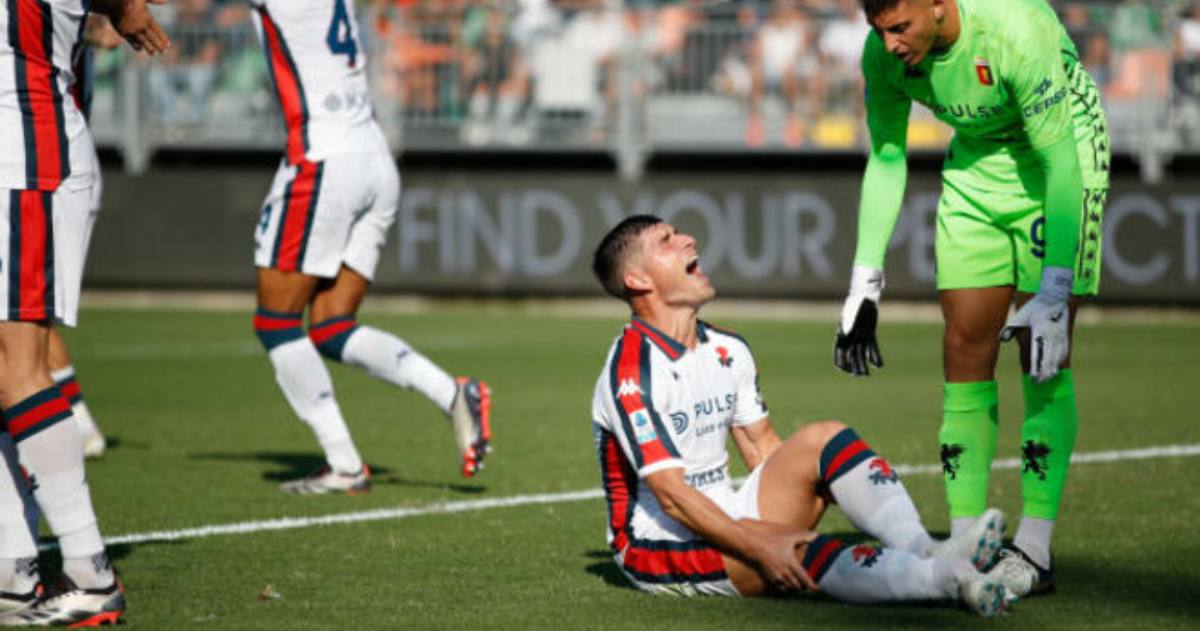 Руслан Малиновський отримав травму правої щиколотки, вивих суглоба та перелом малогомілкової кістки. Завтра гравця чекає операція / Фото Genoa CFC