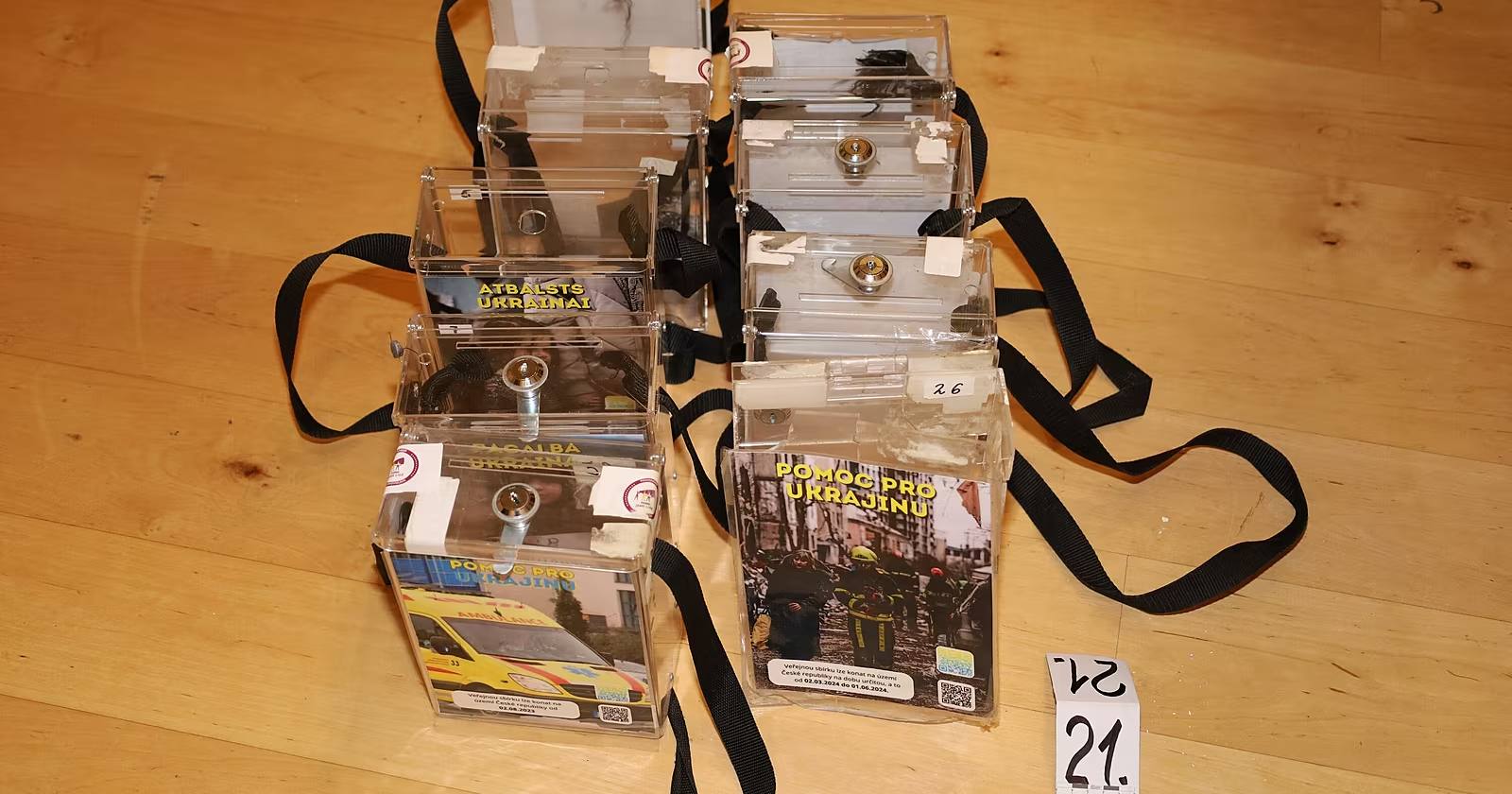 Скриньки для збору коштів, якими користувалися шахраї з Фонду JSME LIDÉ / Фото Поліція міста Прага