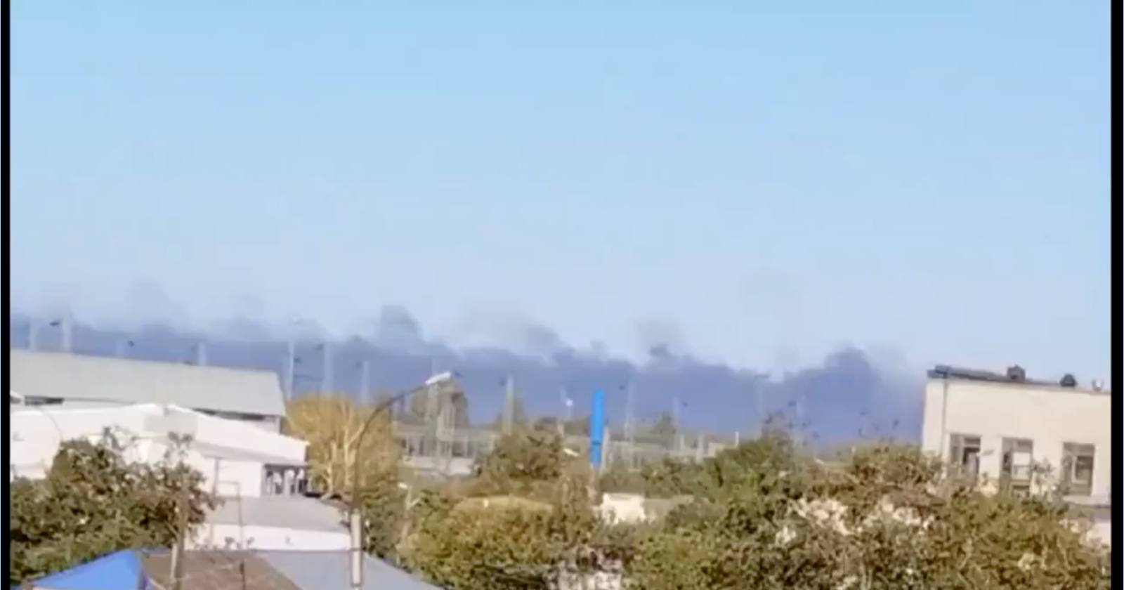 Дым над складом с боеприпасами в поселке Каменный Тихорецкого района Краснодарского края / Скриншот видео