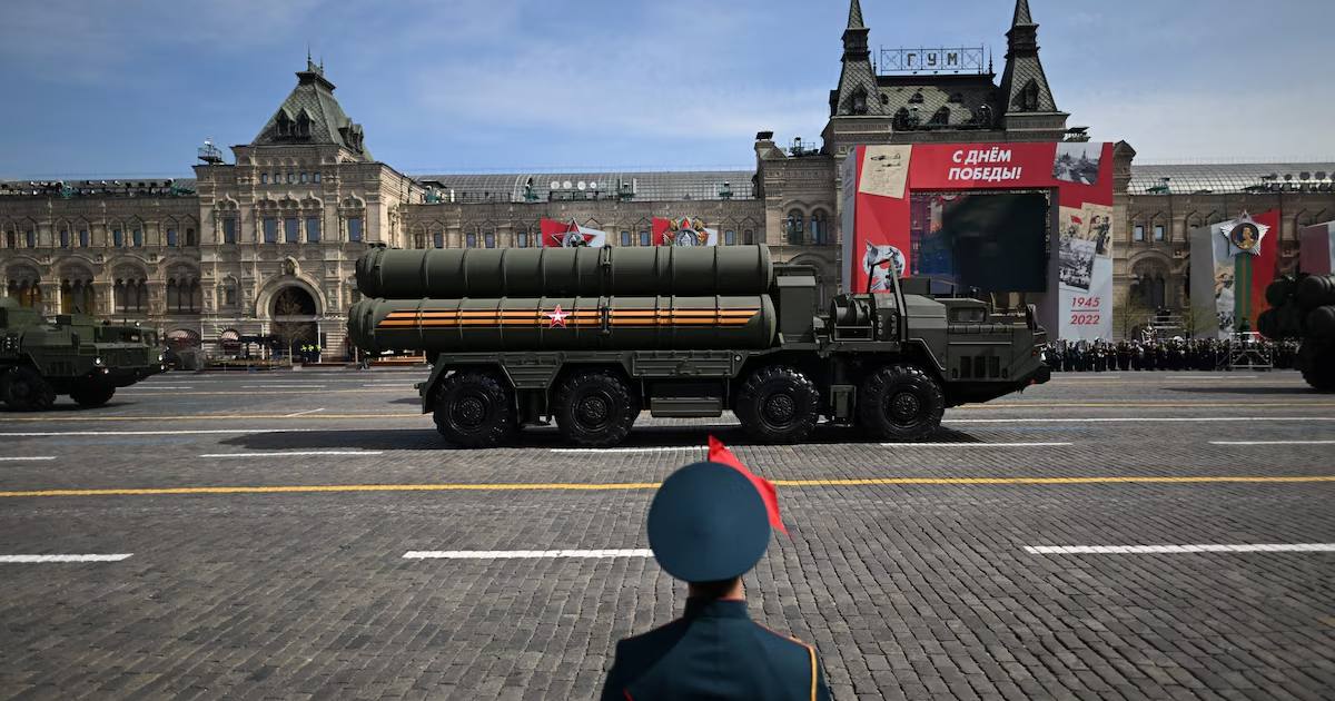 Российские ЗРК С-400 проходят парадом по Красной площади во время репетиции военного парада ко Дню Победы в Москве в 2022 году / Фото AFP