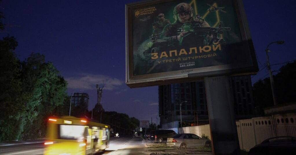 Останні російські руйнування української енергосистеми призвели до відключення електроенергії в багатьох містах України. Одна з київських вулиць 5 червня 2024 / Фото AFP