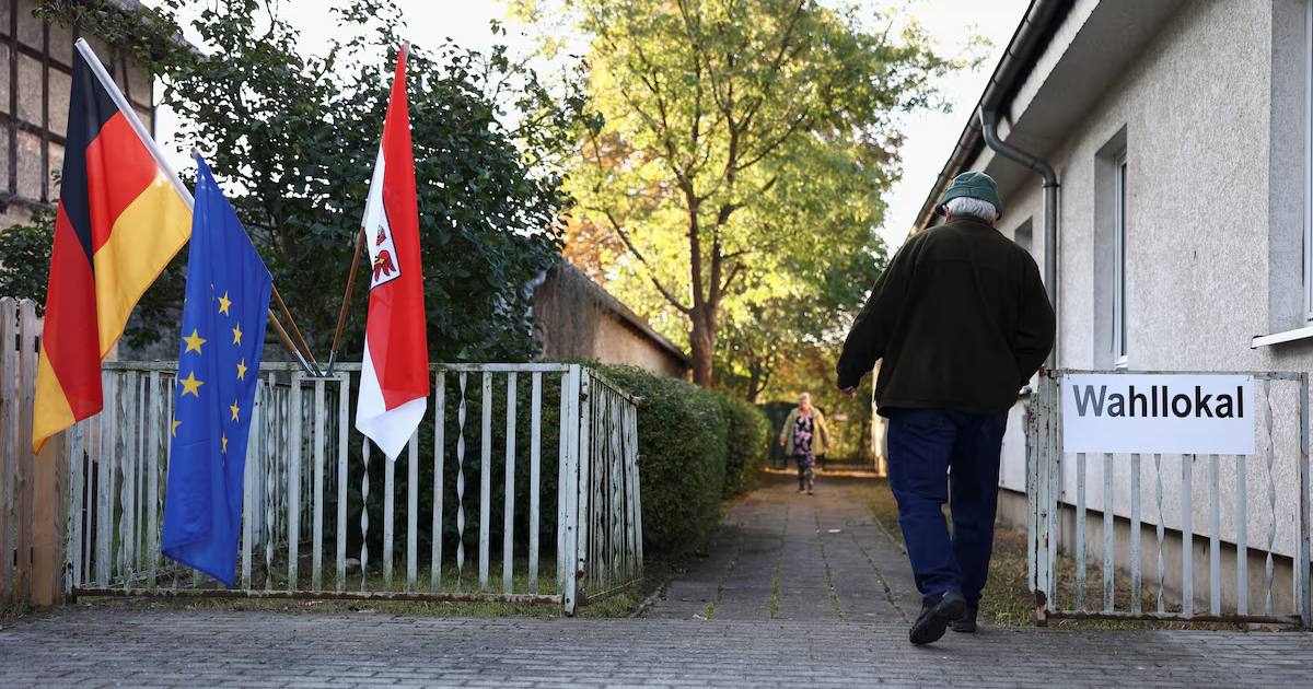 Люди идут на избирательный участок в день голосования в Гольссен-Зютцене, Германия, 22 сентября 2024 года / Фото Reuters