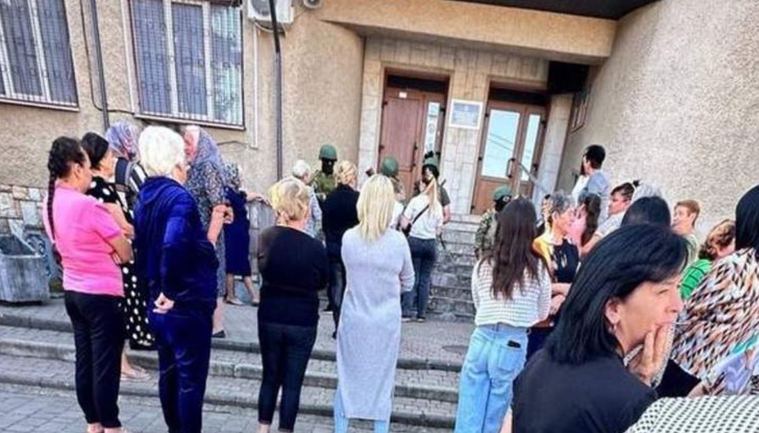 На Закарпатье прихожане пришли под стены ТЦК и начали петь молитвы / Фото из соцсетей