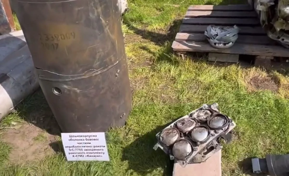Обломки российской аэробаллистической ракеты "Кинжал" / Скриншот из видео