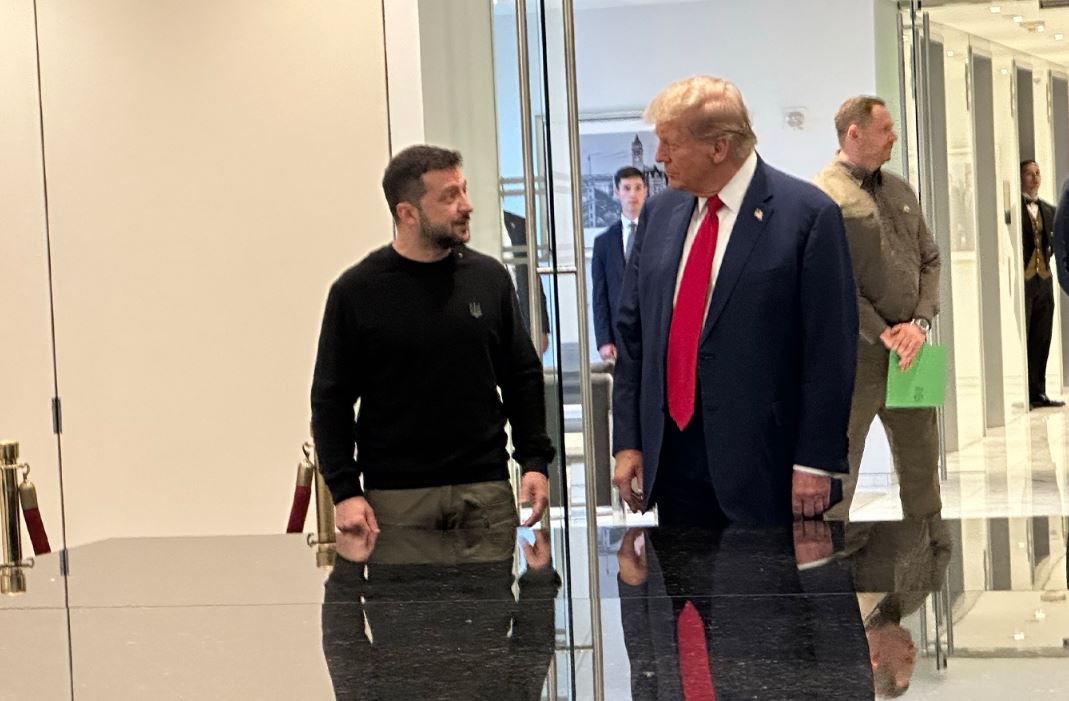 Кандидат у президенти США від Республіканської партії Дональд Трамп і президент України Володимир Зеленський під час зустрічі в Trump Tower у Нью-Йорку / Фото: Голос Америки